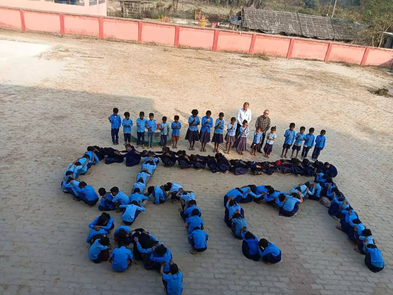 अंतर्राष्ट्रीय फूल दिवस पर बच्चों ने बिखेरी सुगंध,फूल का बनाया मानव श्रृंखला