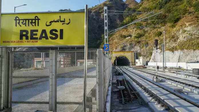 272 किलोमीटर लंबी उधमपुर-श्रीनगर-बारामुल्ला रेल लिंक परियोजना को चालू होने में लगे करीब 28 साल