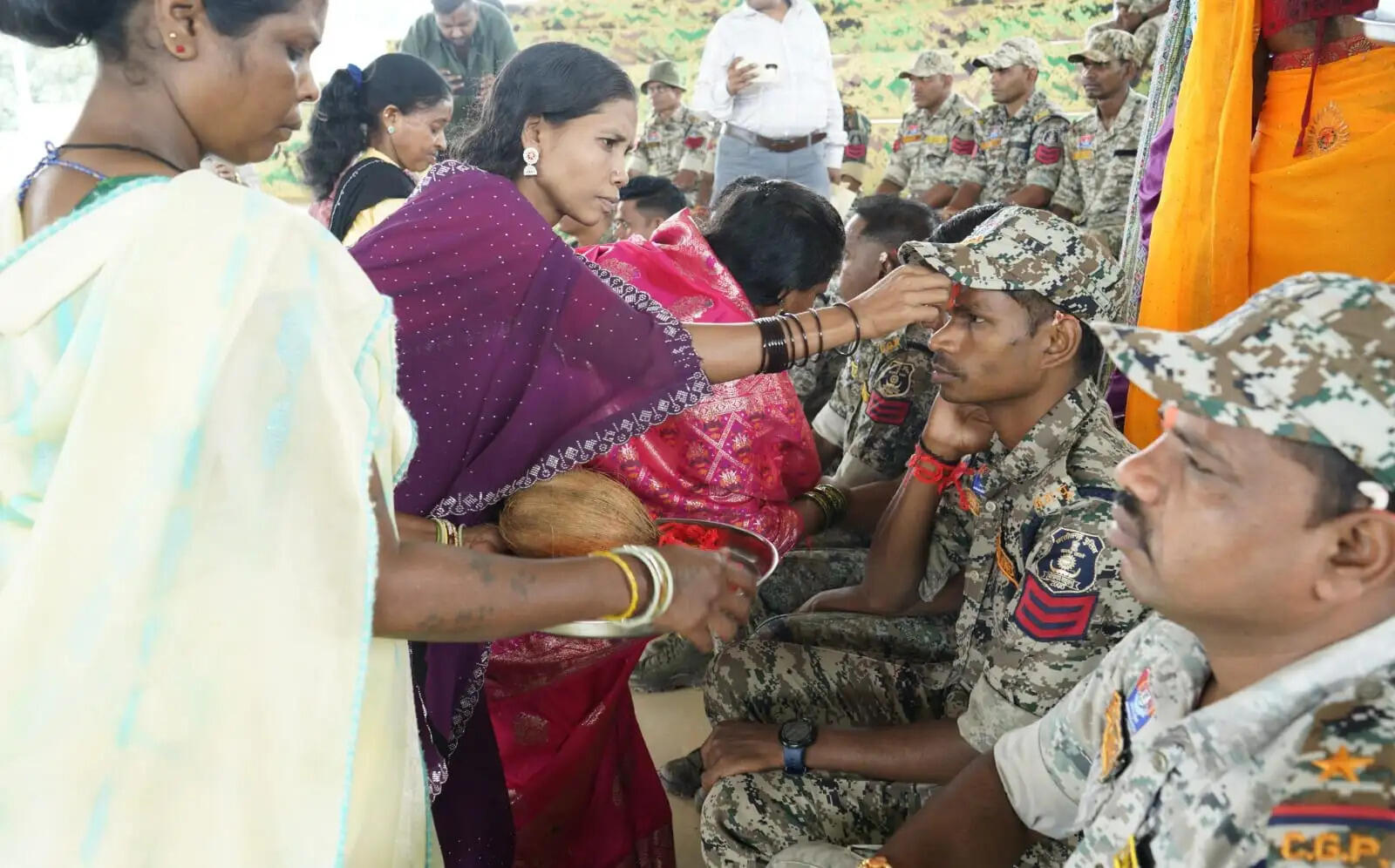 अबूझमाड़ में हिंसा छोड़ मुख्यधारा में लौटीं बहनों ने डीआरजी जवानों की कलाई पर बांधी राखी