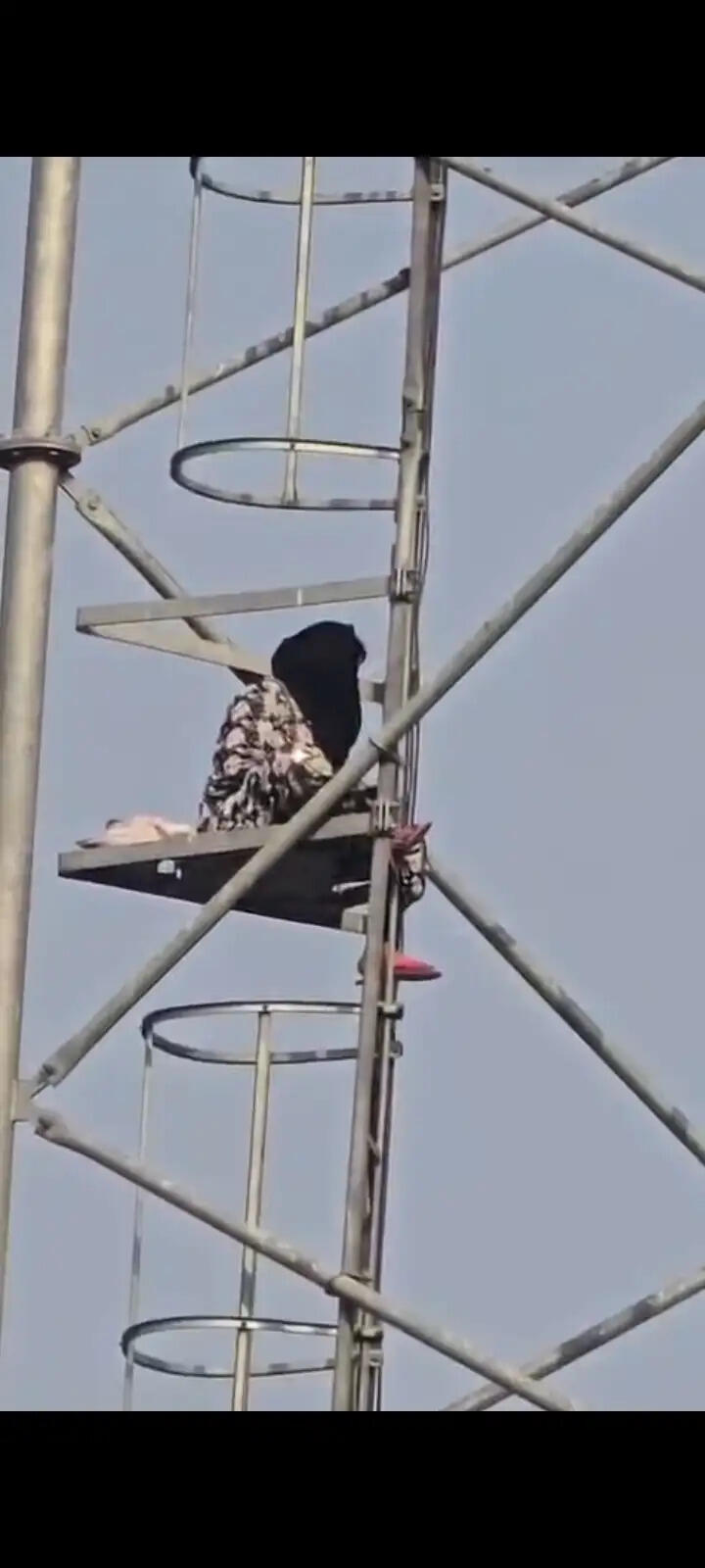 इंस्टाग्राम के प्रेमी से भरा दिल, पिया घर जाने की जिद में मोबाइल टॉवर पर चढ़ी युवती