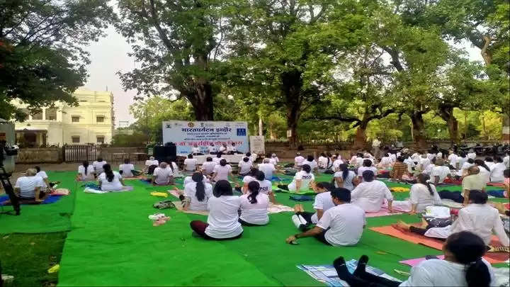 इंदौरः विश्व योग दिवस पर लगाया गया स्वास्थ्य परीक्षण शिविर