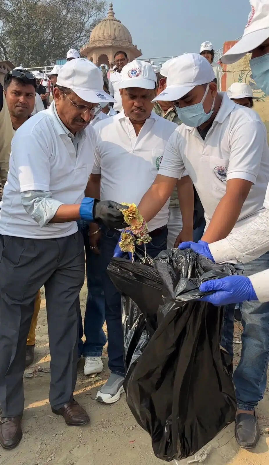 गोरखपुर नगर निगम ने चलाया वृहद सफाई महा-अभियान, महापाैर एवं अधिकारियाें ने किया श्रमदान