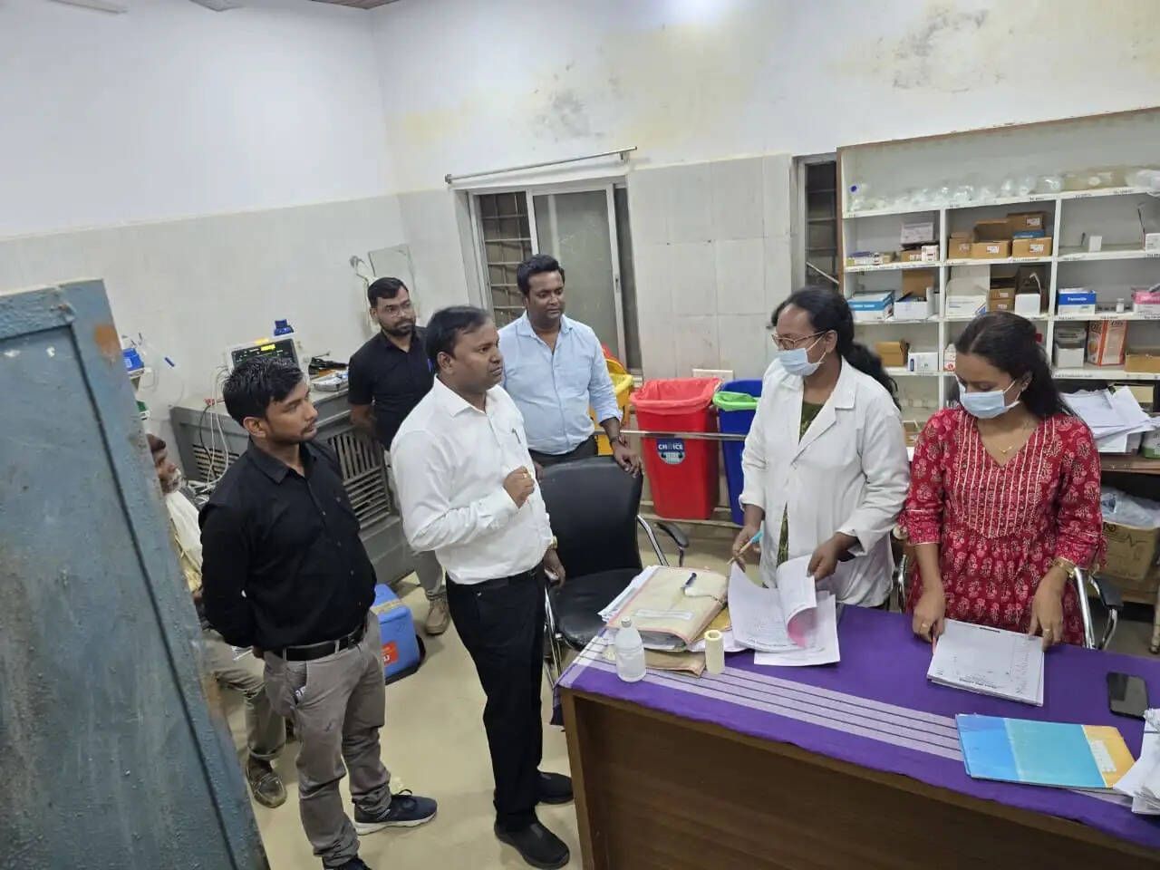 बलरामपुर में सीएमएचओ का औचक निरीक्षण, अनुपस्थित कर्मचारियों को नोटिस जारी करने के निर्देश