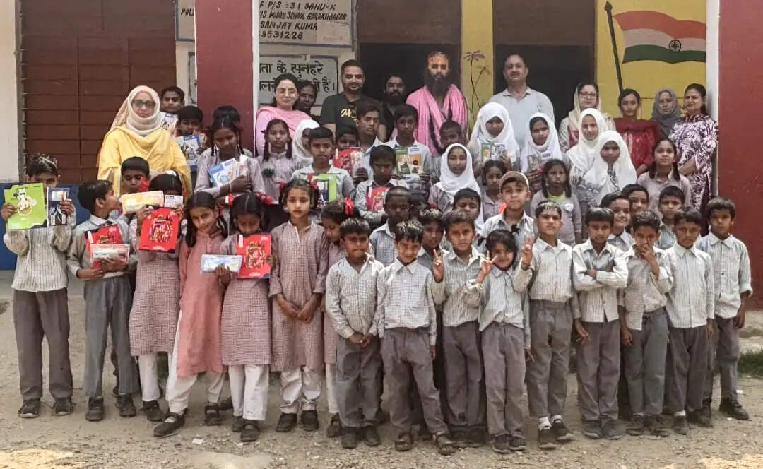 श्री काल भैरव धाम ट्रस्ट ने स्कूल के छात्रों को शैक्षिक सामग्री वितरित की