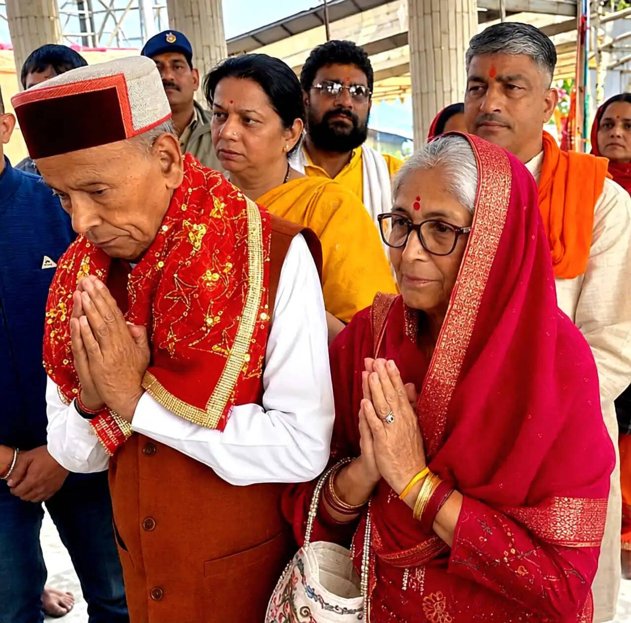 माता अवाहदेवी मंदिर में पूर्व मुख्यमंत्री प्रो. प्रेम कुमार धूमल ने नवाया शीश, जनकल्याण और सुख-समृद्धि की कामना की