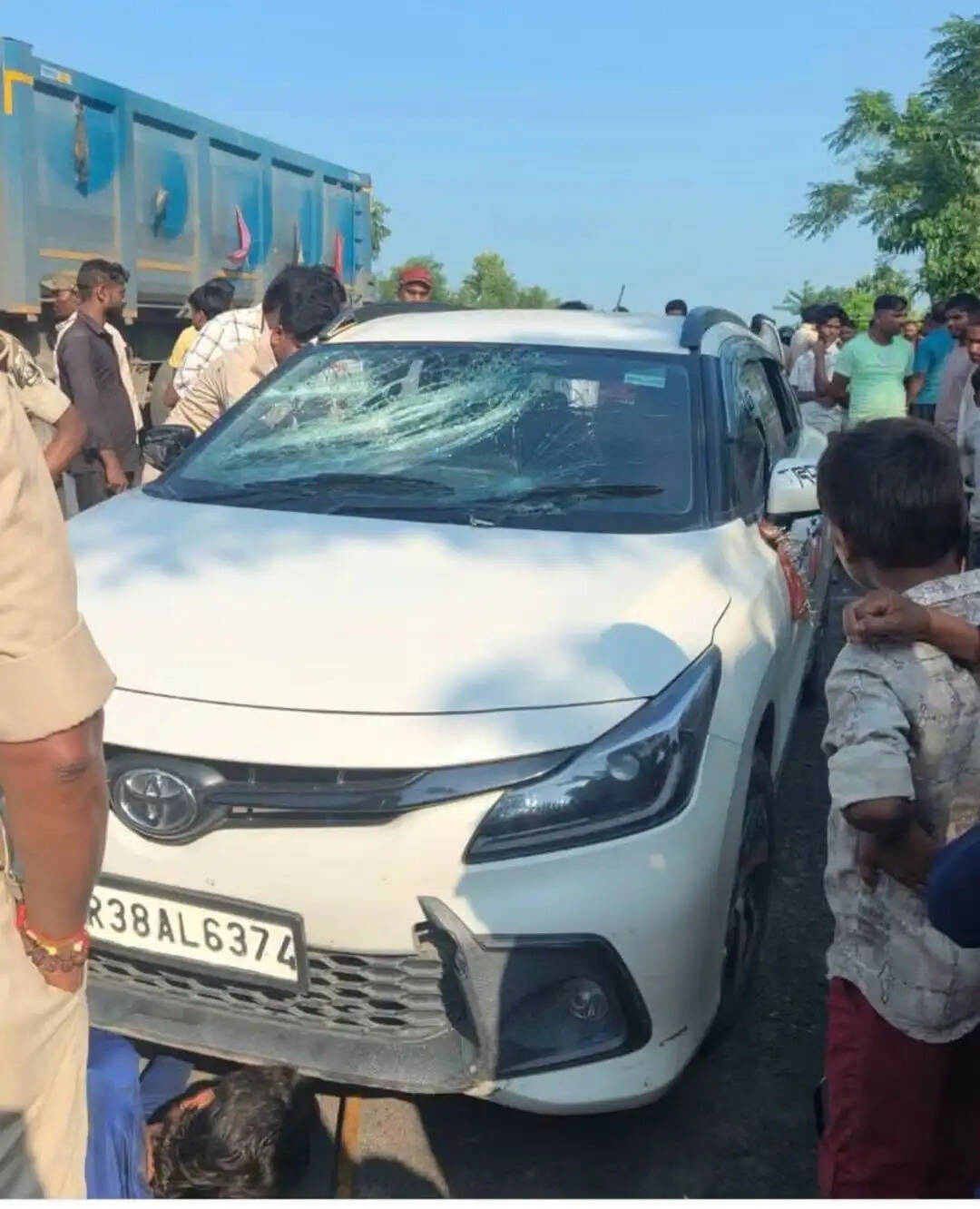एसटीएफ टीम पर हमला कर स्मैक तस्कर को छुड़ाया, हमला में एक पुलिस अधिकारी और तीन जवान घायल