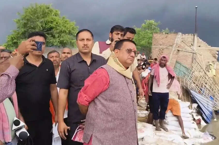 भागलपुर में गंगा का रौद्र रूप, मंत्री ने लिया राघोपुर का जायजा, जर्मन हैंगर टेंट में रहेंगे पीड़ित