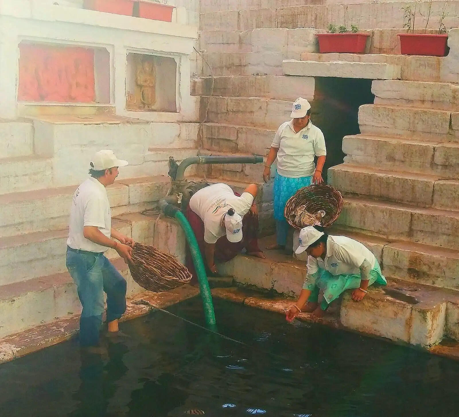मणिकर्णिका चक्रपुष्करिणी तीर्थ पर चलाया स्वच्छता अभियान