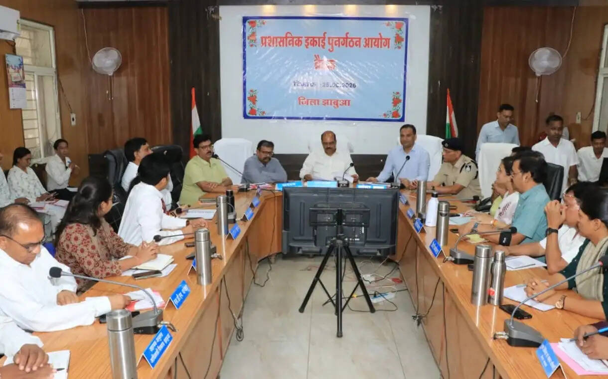 झाबुआ: सुगम, प्रभावी एवं जनोन्मुखी प्रशासन स्थापित करना आयोग का लक्ष्य- एस.एन. मिश्रा