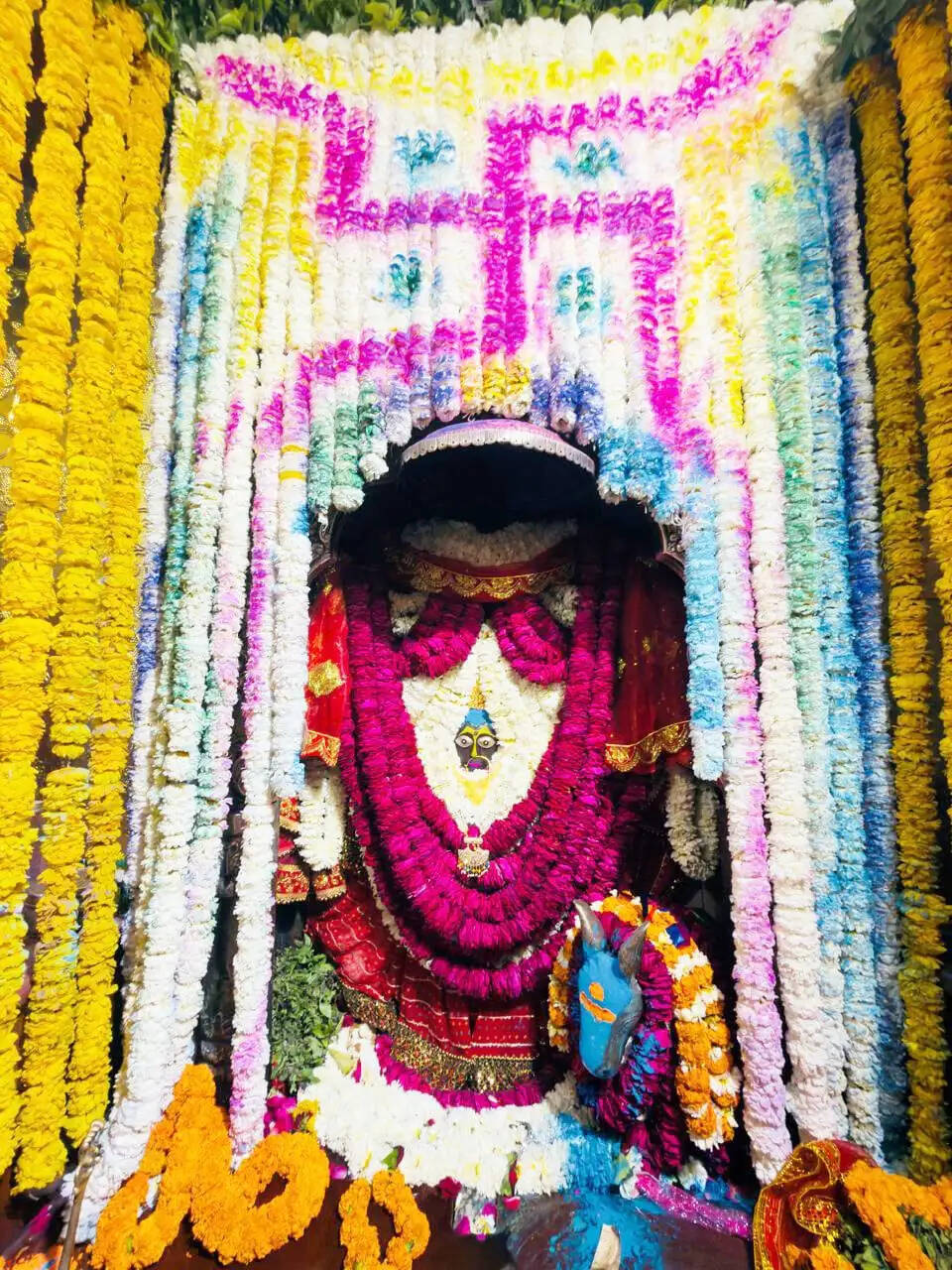 फाल्गुन पूर्णिमा पर मां शीतला का भव्य श्रृंगार, चंद्र ग्रहण के दौरान बंद रहेंगे कपाट