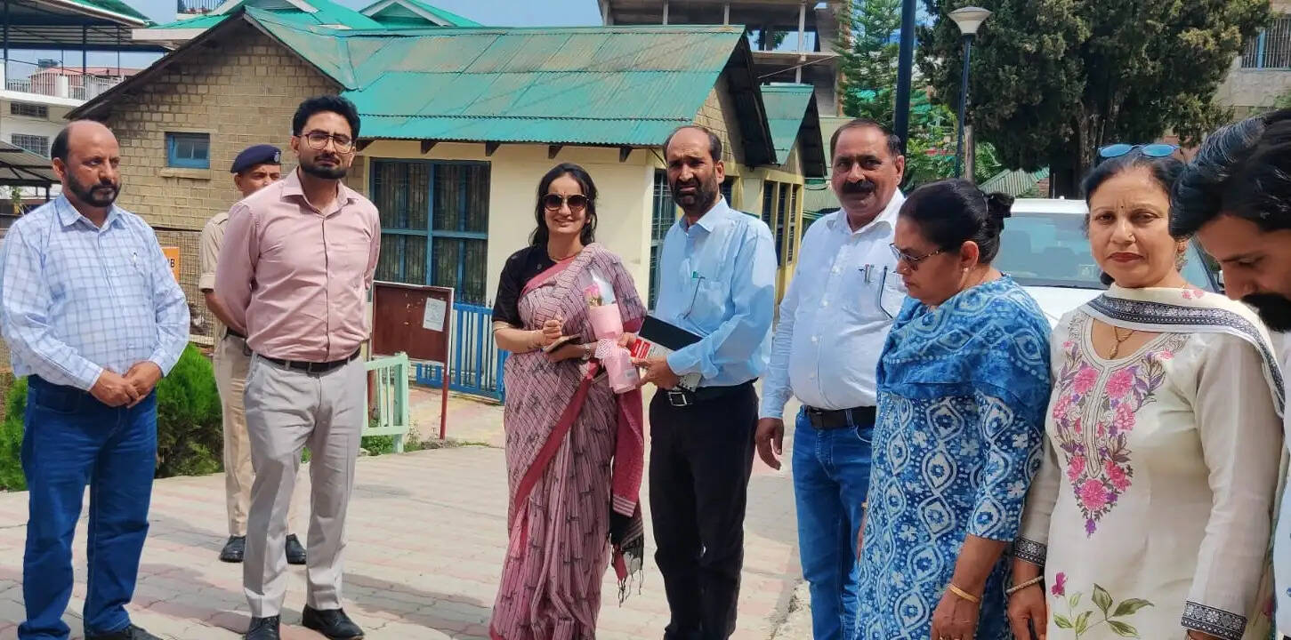 डीसी ने किया लाइब्रेरी, रैडक्रॉस लैब, मेडिकल कालेज और नशा निवारण केंद्र का निरीक्षण