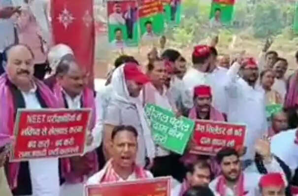 बेरोजगारी, महंगी होती जरूरत की वस्तुओं पर सपा कार्यकर्ताओं का प्रदर्शन