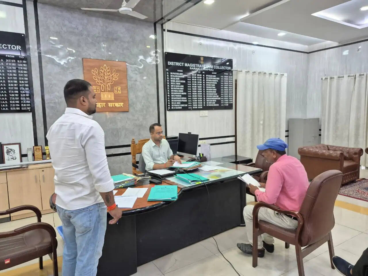 सोनपुर में बाढ़ सहायता राशि में लापरवाही पर राजस्व कर्मचारी पर कार्रवाई