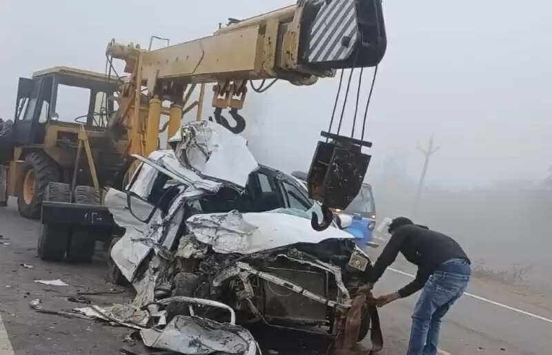 मप्र के ग्वालियर में ट्रक की टक्कर से कार सवार चार लोगों की मौत