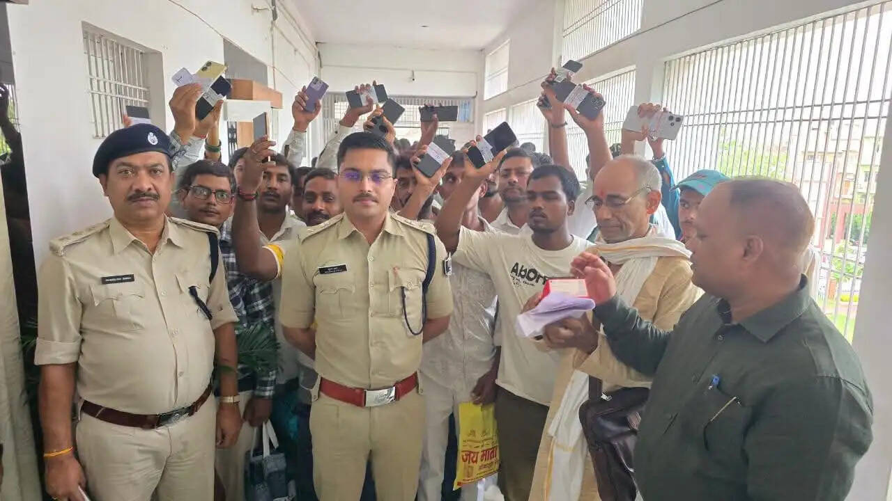 बक्सर पुलिस ने लगभग 12 लाख रुपए के 60 मोबाइल बरामद कर लोगों को लौटाए