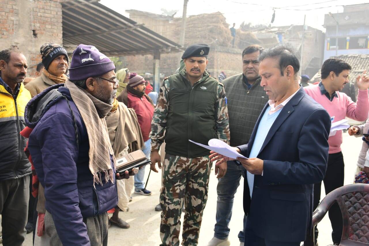 ई केवाईसी और एफआर अभियान का डीएम ने किया निरीक्षण