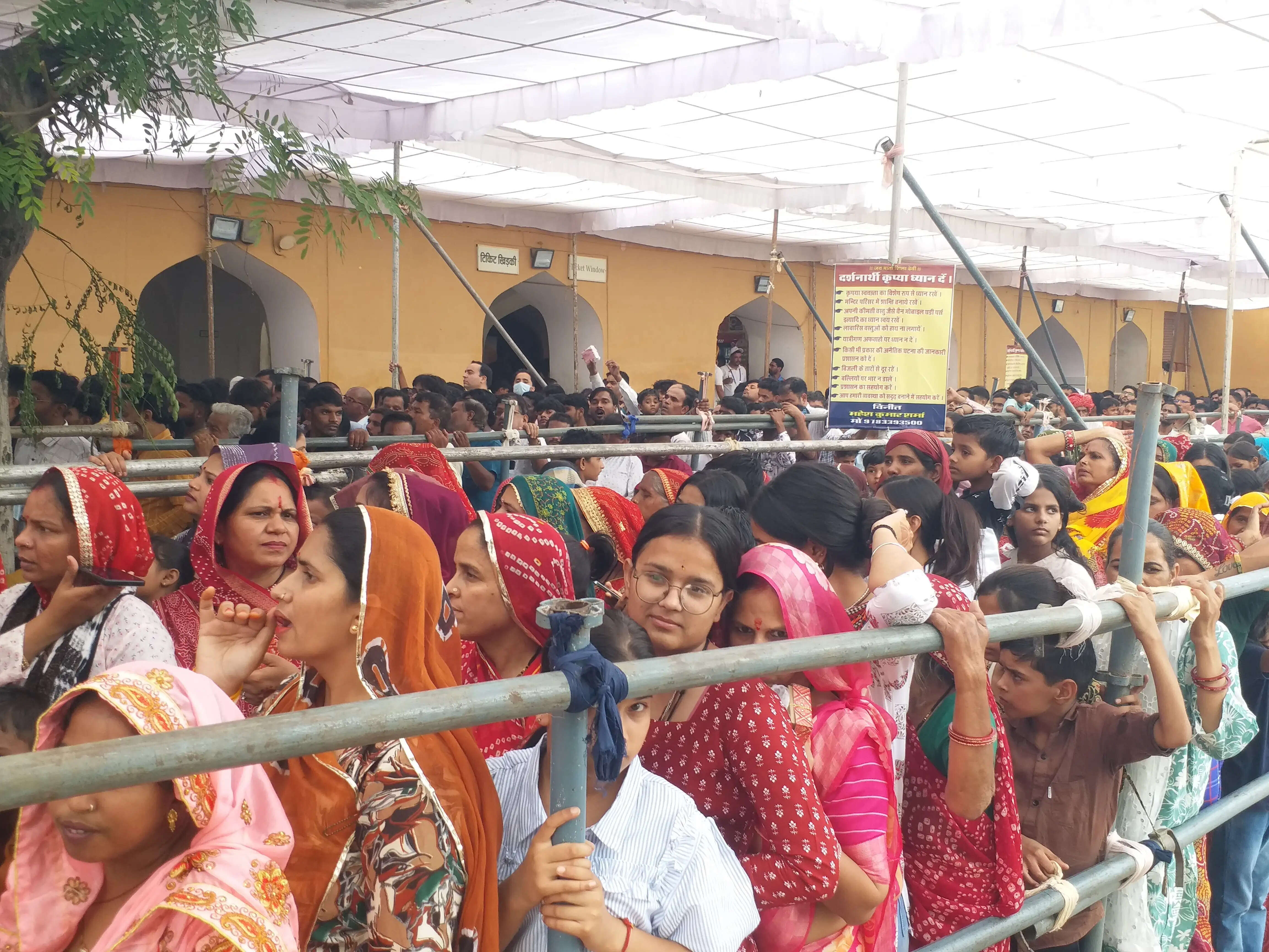 छोटी काशी में नवरात्र का आगाज: माता के मंदिरों में उमड़े श्रद्धालु