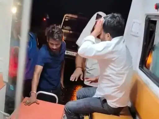 सीधी में तेज बारिश के बीच सफारी-अल्टो की आमने-सामने भिड़ंत, तीन गंभीर घायल