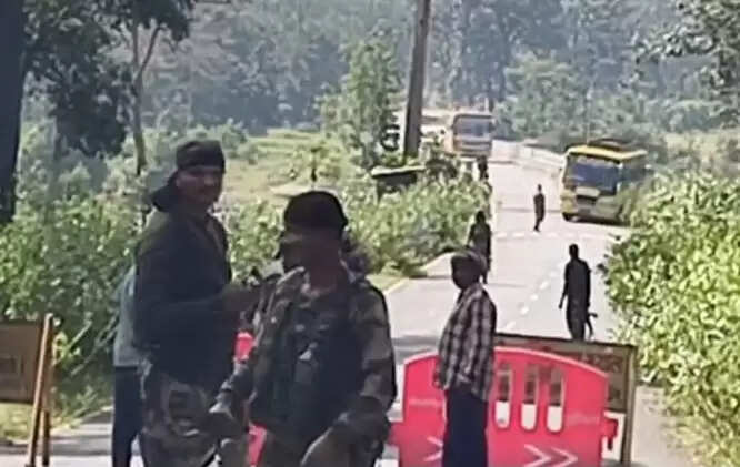 छत्तीसगढ़ के कांकेर में 100 से अधिक नक्सलियों ने किया आत्मसमर्पण