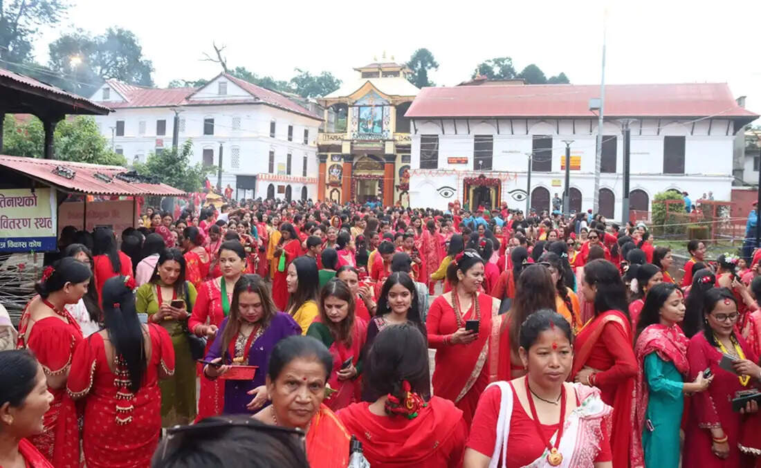 हरितालिका तीज पर पशुपतिनाथ मंदिर में उमड़ी श्रद्धालुओं की भीड़, सुबह 3 बजे से खोले गए चारों द्वार