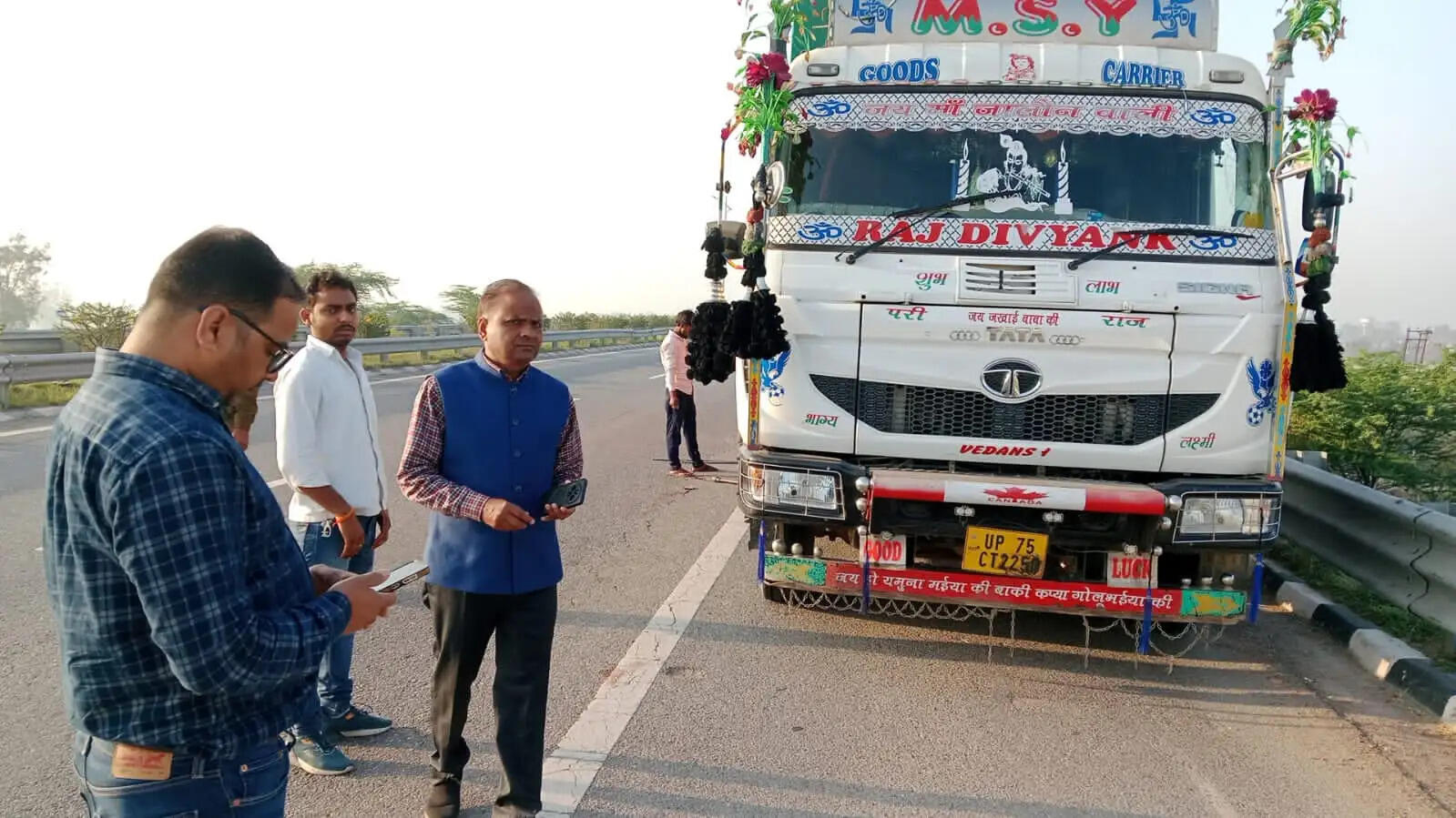 बुन्देलखण्ड एक्सप्रेस-वे पर चार डम्पर सीज, 1.32 लाख जुर्माना वसूला