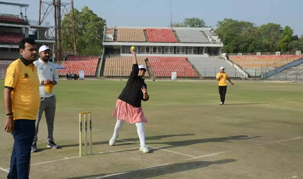 ग्वालियरः मतदान के प्रति लोगों को जागरूक करने के लिए मैदान में उतरे अधिकारी और मीडिया प्रतिनिधिगण