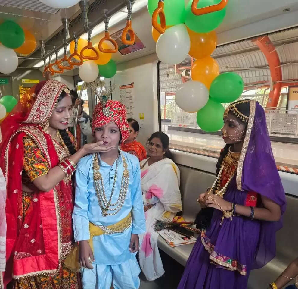 स्वतंत्रता सेनानियों और राधा-कृष्ण की वेशभूषा में बच्चों ने मेट्रो जॉयराइड का लिया आनंद