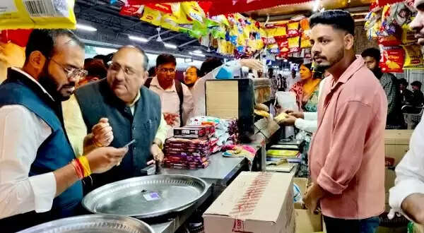 भोपाल स्टेशन पर शाकाहारी किचन में अंडा, बासी भोजन, शौचालय बने गोदाम