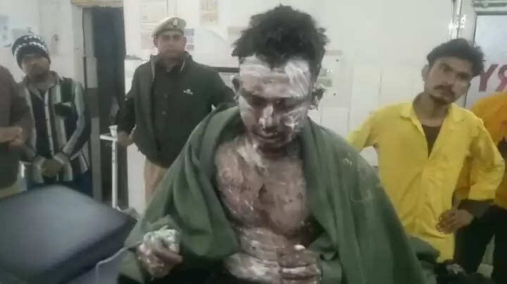 कब्जामुक्त करवाने पहुंची प्रशासनिक टीम के सामने युवक ने किया आत्मदाह का प्रयास