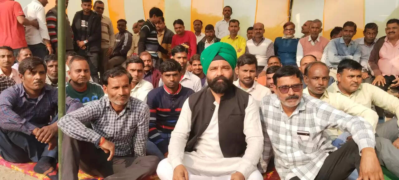 पेपर मिल पर अचानक ताला, श्रमिकों का हंगामा