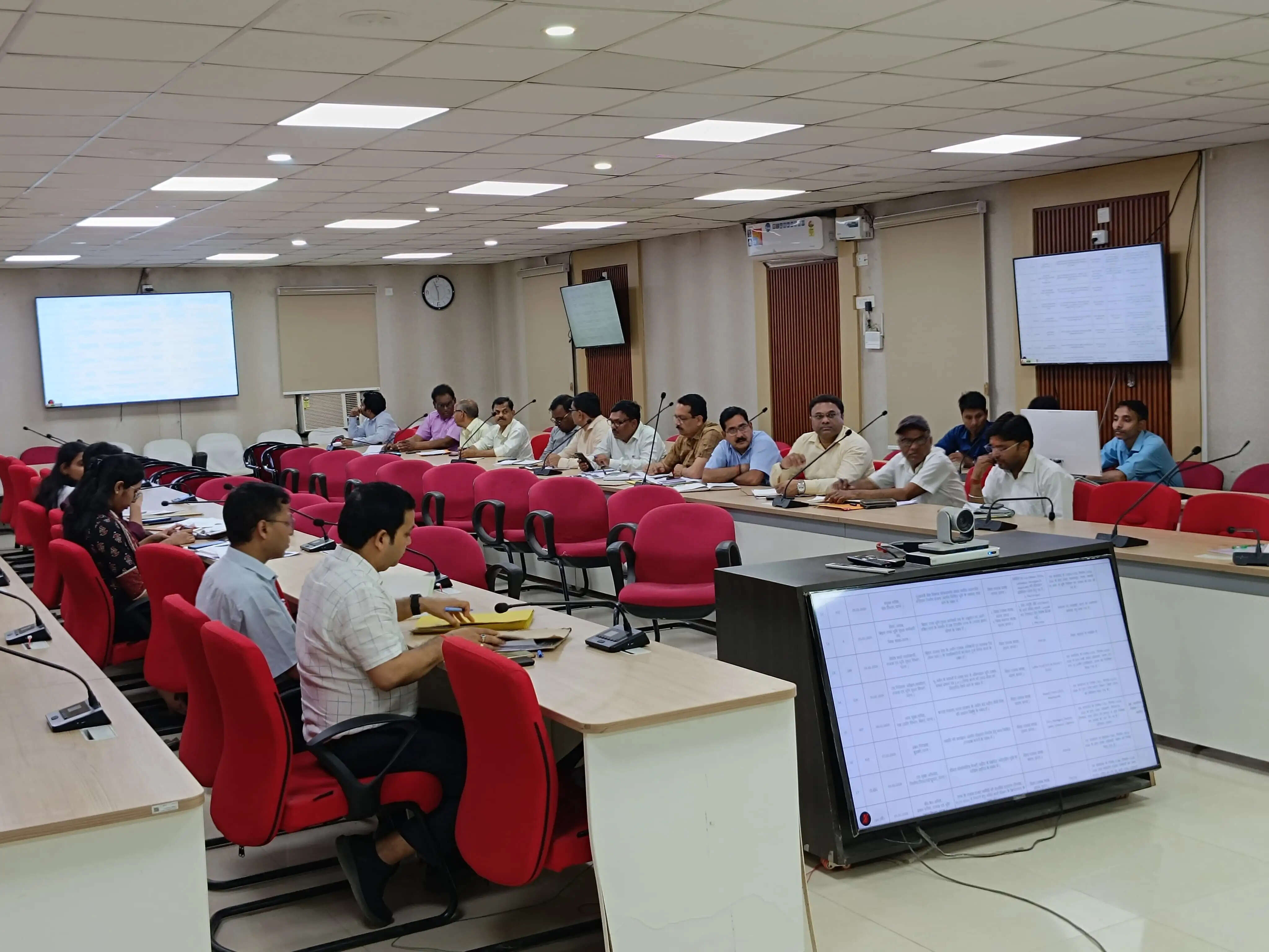 जिलाधिकारी ने सरकारी भूमि के लैंड बैंक को अद्यतन करने का दिया आदेश