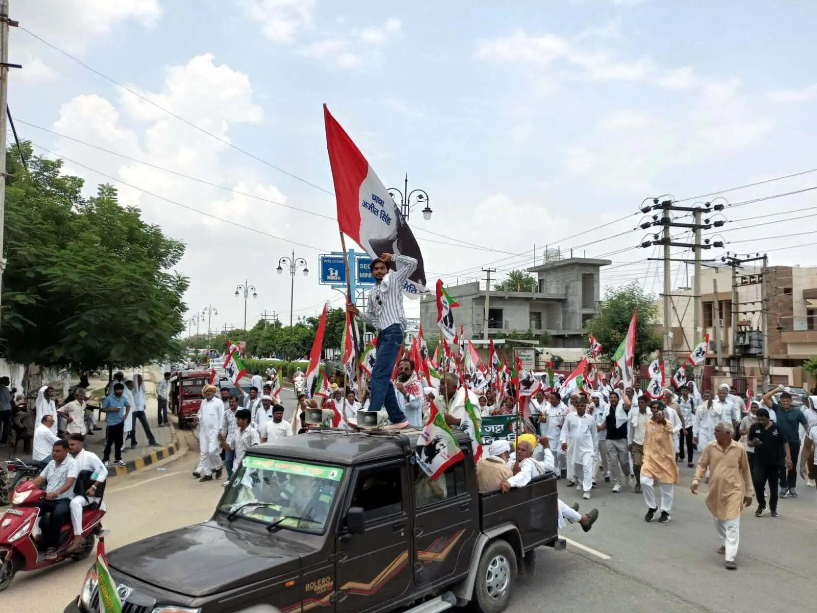 हिसार : नहरों में दो सप्ताह पानी छोड़ने की मांग पर किसानों का लघु सचिवालय में डेरा