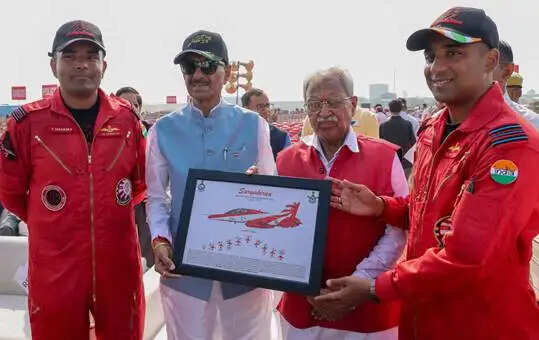 सूर्यकिरण एरोबैटिक टीम का पहली बार मेरठ के आसमान में हवाई करतब