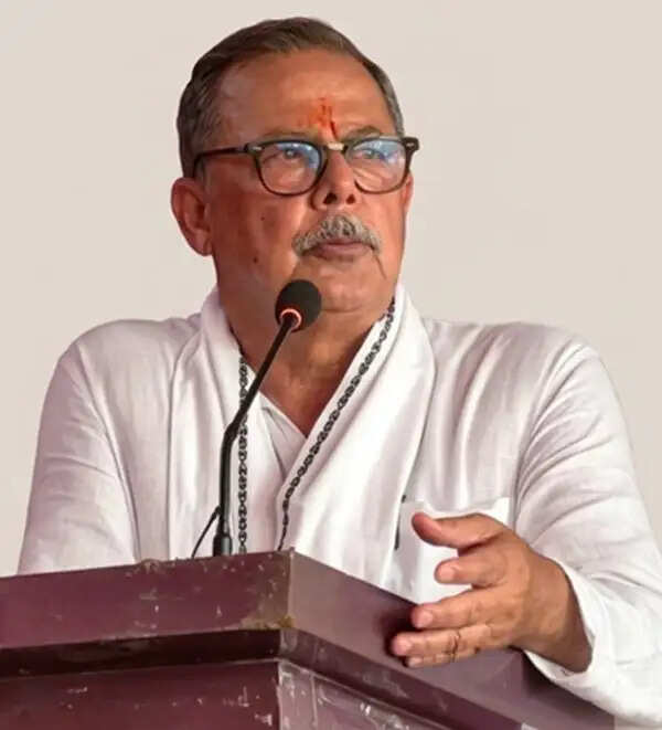 पेपर लीक पर जवाब देने के बजाय आवाज दबा रही सरकार : अजय सिंह