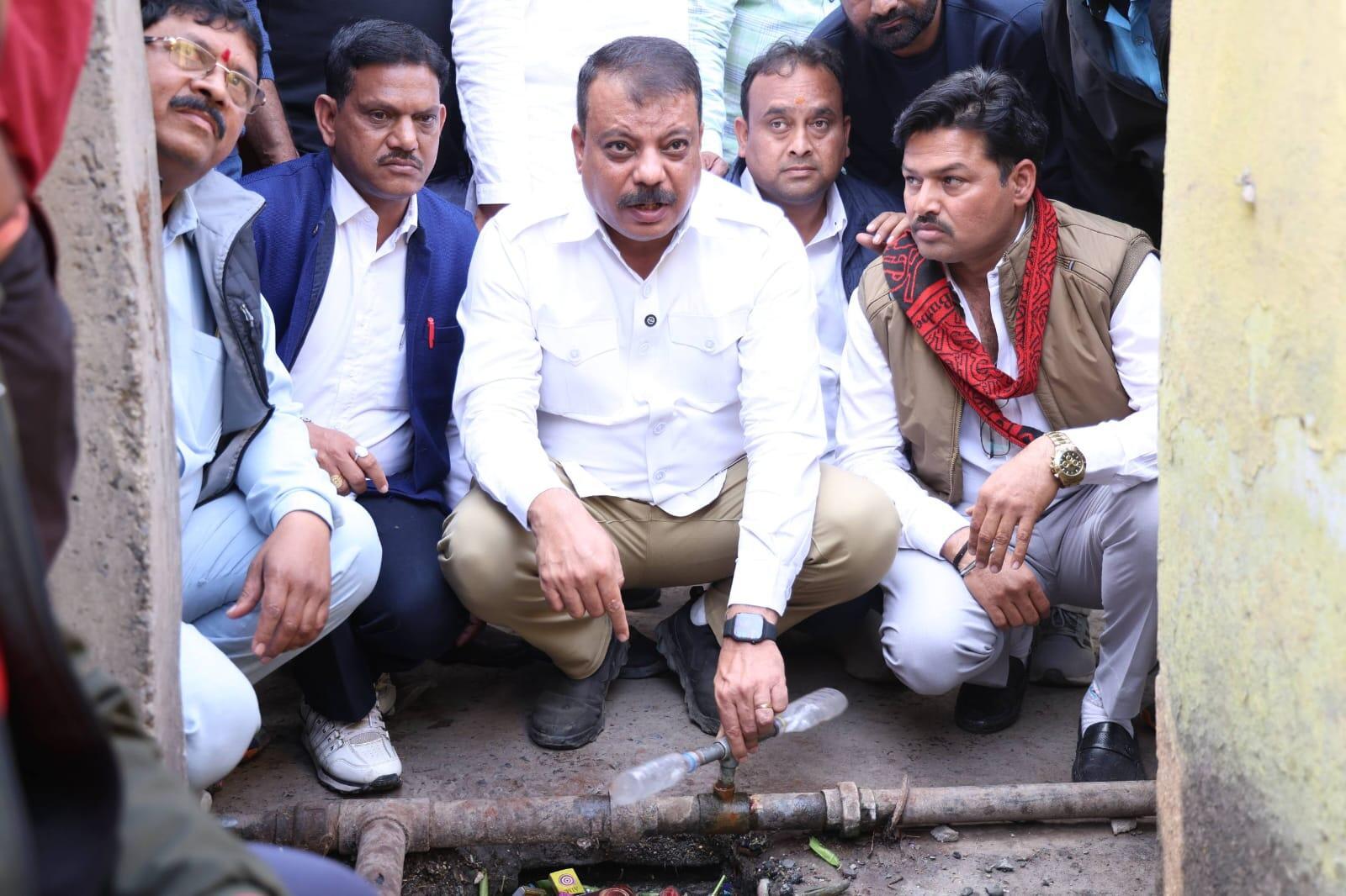 इंदौर में नेता प्रतिपक्ष सिंघार ने किया वाटर ऑडिट,&nbsp;दूषित पानी की शिकायतें सुनीं और निरीक्षण भी किया