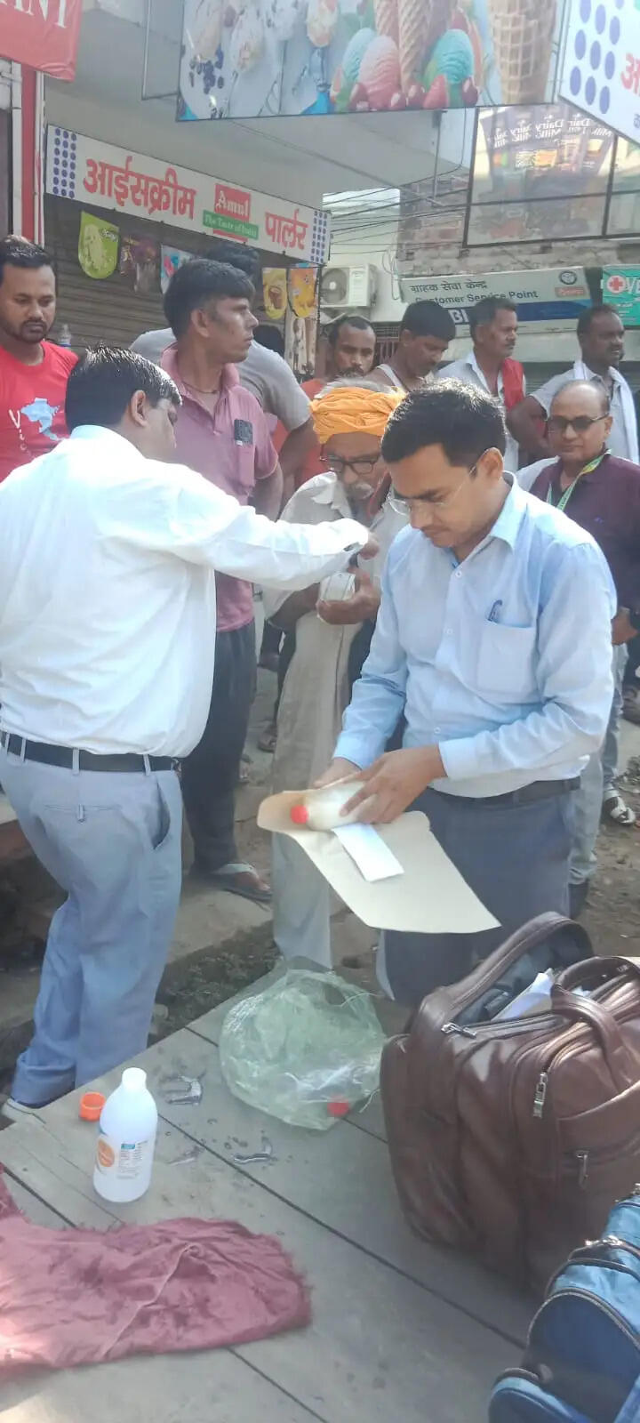 देवरिया में खाद्य सुरक्षा विभाग की टीम ने दूध-दही, पनीर और सॉस के नमूने लिए, कई प्रतिष्ठानों को सुधार की हिदायत
