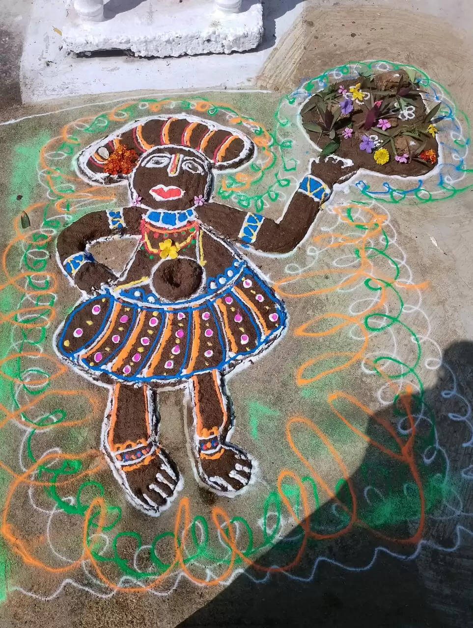 अनूपपुर: गोबर को ईश्वर का रूप दे गौवंश पालकों ने की गोवर्धन पूजा, ग्रमीणों ने लोकगीत व लोकनृत्य कर मनाया पर्व