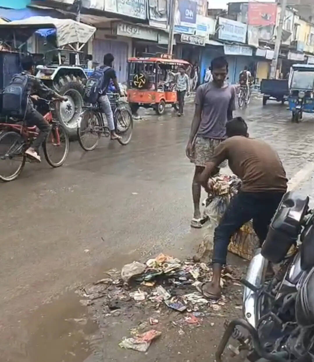मढ़ौरा नगर पंचायत में आश्वासन के बाद हड़ताल समाप्त
