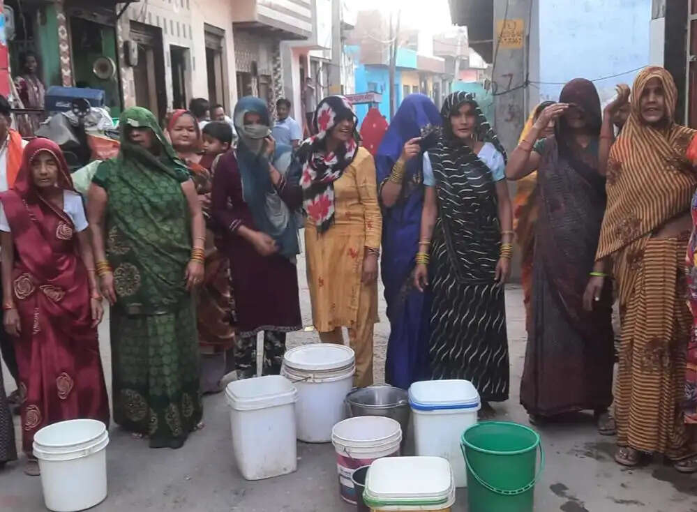 हाथरस: भीषण गर्मी में सादाबाद कस्बे के कई इलाकों की जलापूर्ति ठप, महिलाओं ने किया प्रदर्शन
