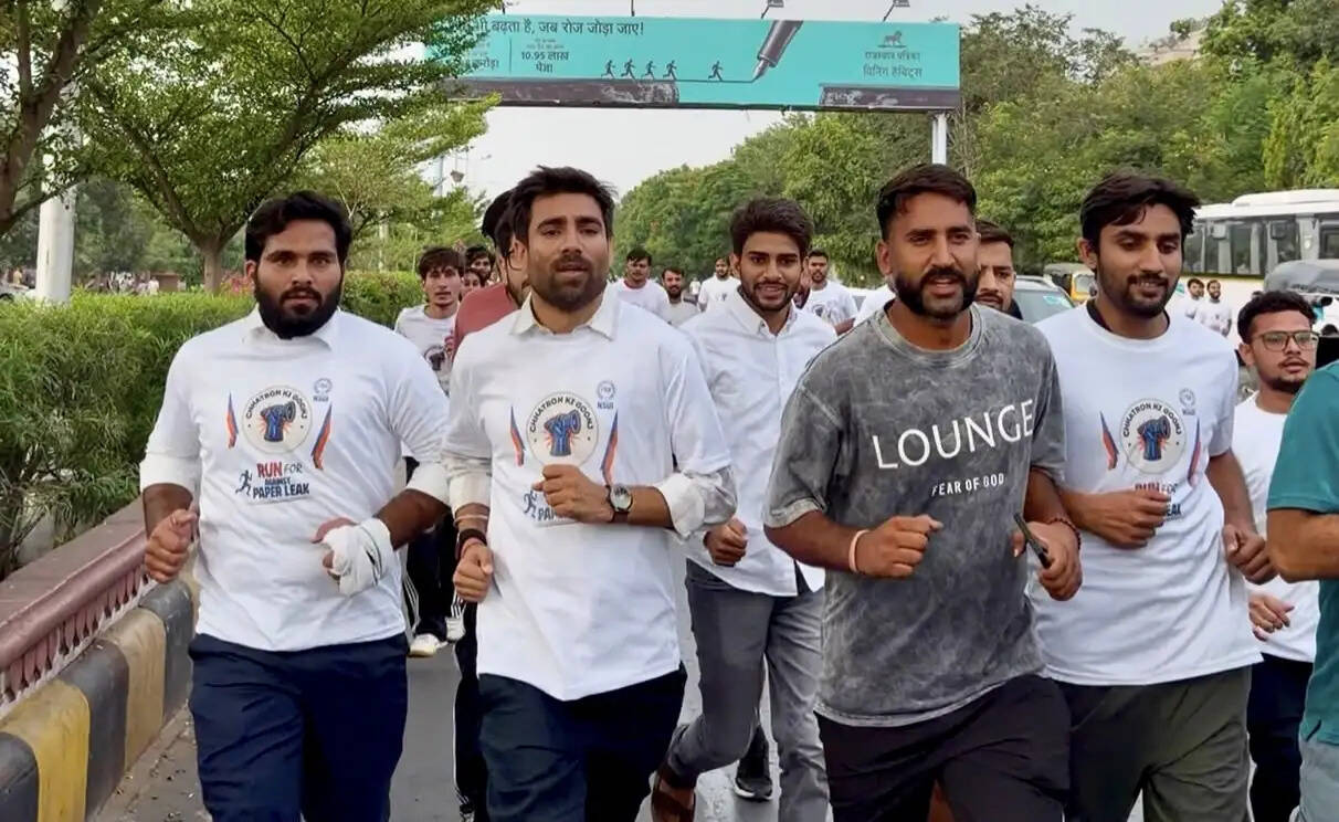 रन अगेंस्ट पेपर लीक से गूंजी जयपुर की सड़कें