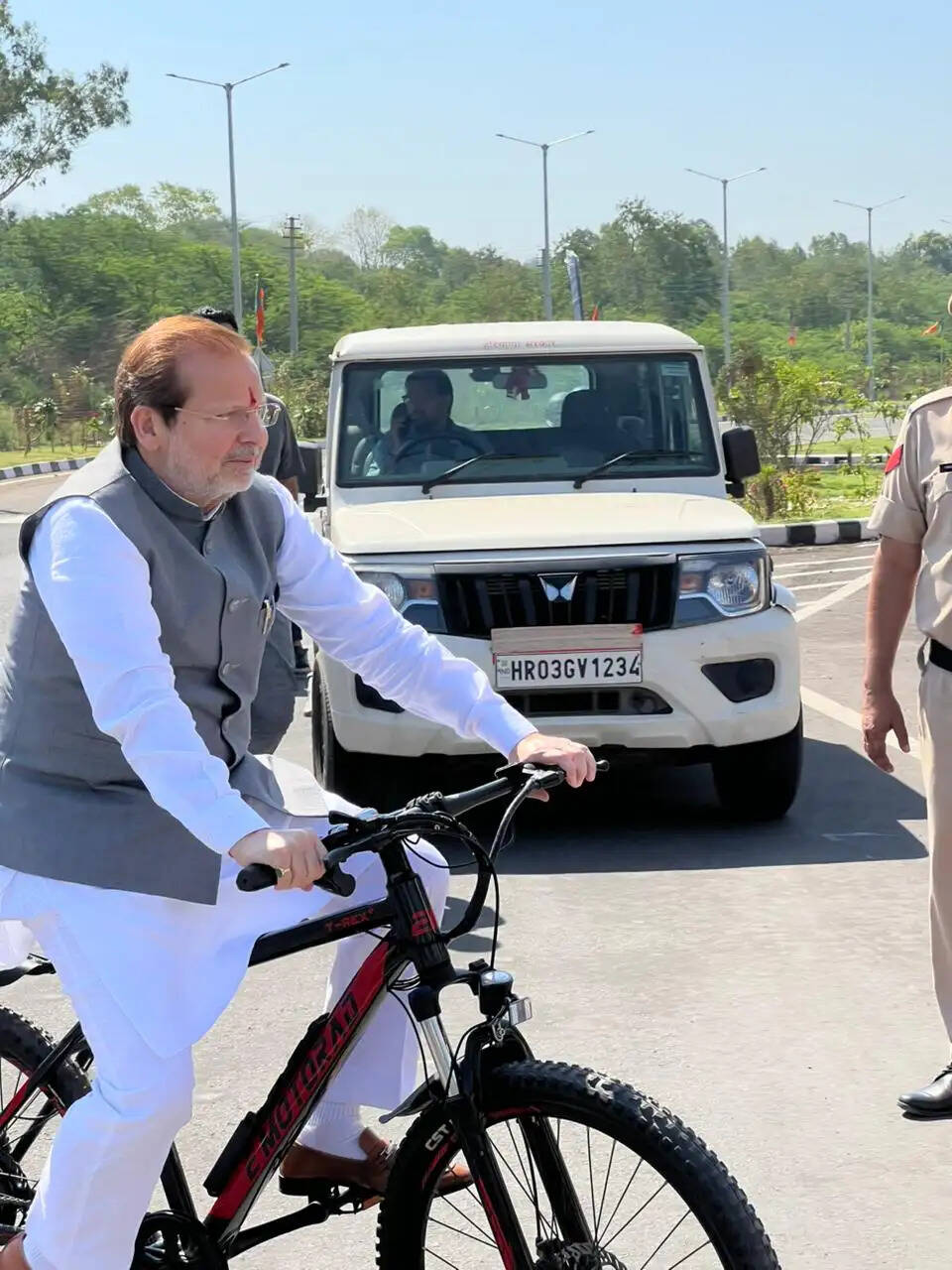 साइकिल पर सवार हाेकर भाजपा कार्यालय पहुंचे कैबिनेट मंत्री