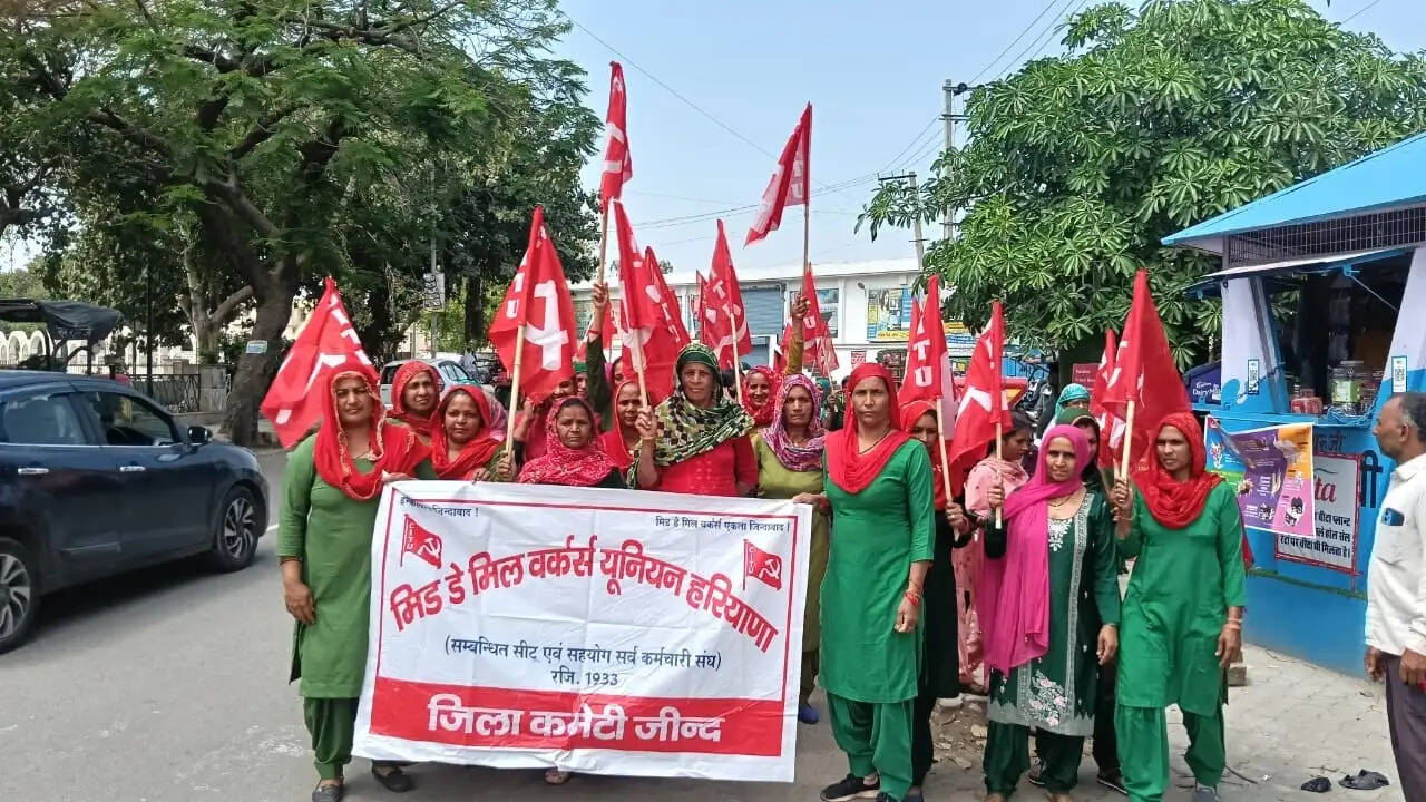 जींद : मिड डे मील वर्कर्स ने मांगों को लेकर किया प्रदर्शन