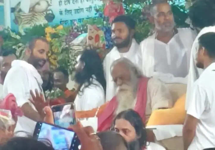 गुरु भक्ति में डूबा विंध्य, आश्रमों में उमड़ा आस्था का महासैलाब