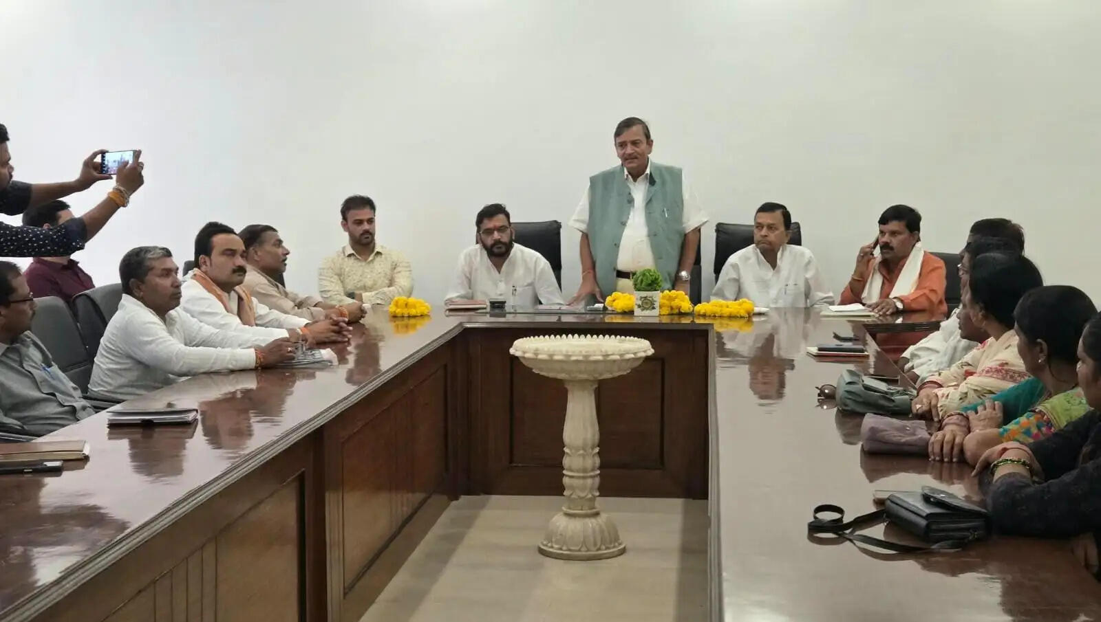 औरैया : भाजपा शिक्षक एमएलसी प्रत्याशी हरि किशोर तिवारी ने शिक्षकों से किया संवाद