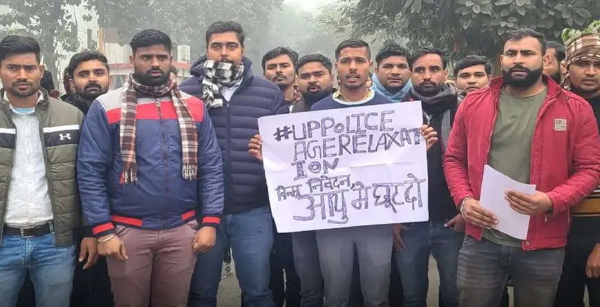 यूपी पुलिस भर्ती में उम्र में छूट को लेकर युवाओं का प्रदर्शन