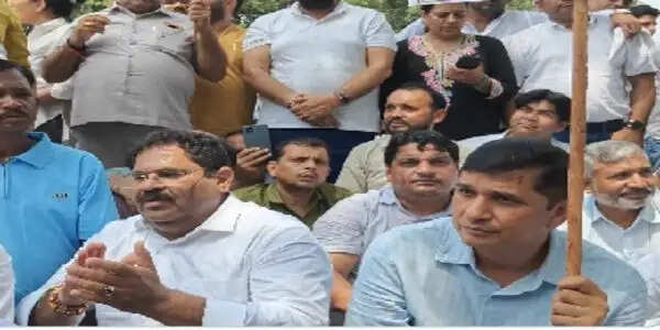 साइकिल खरीद में कथित घोटाले को लेकर आआपा का दिल्ली सचिवालय के बाहर प्रदर्शन, जांच की मांग