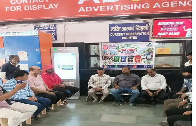 दून रेलवे स्टेशन पर रेल जन संवाद,यात्रियों को स्वच्छता के प्रति किया जागरूक