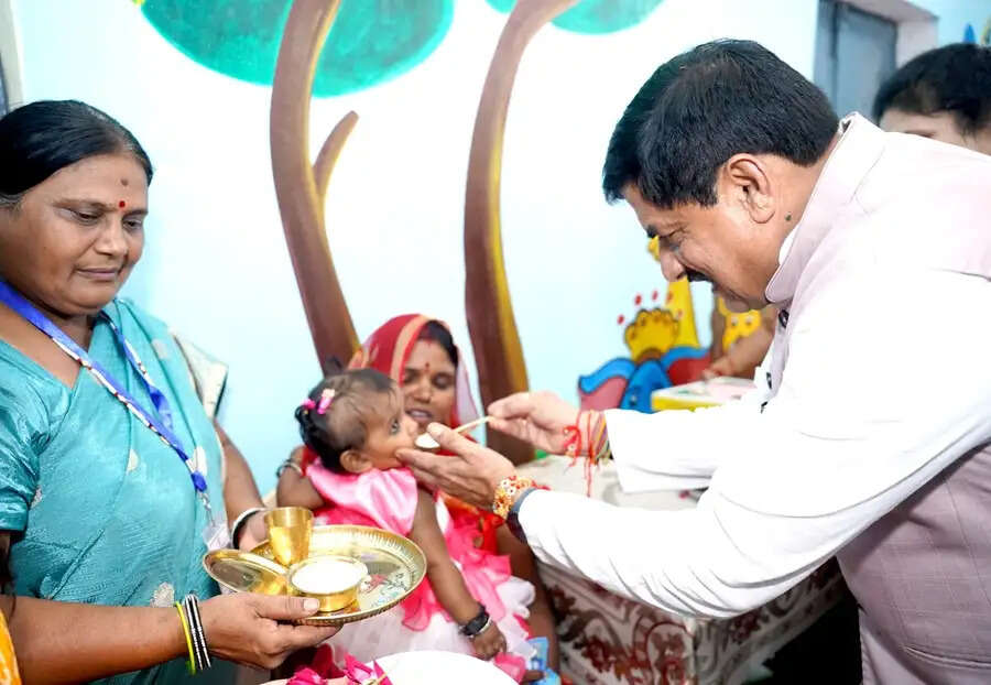 मुख्यमंत्री डॉ. यादव ने टीकमगढ़ में आंगनवाड़ी और जिला अस्पताल का किया निरीक्षण
