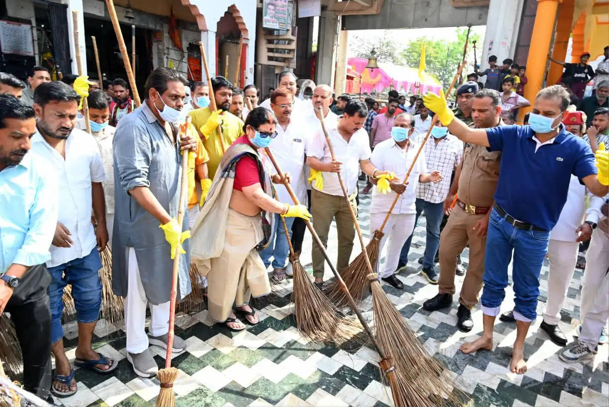 नवरात्रित: पूर्वं देवालयेषु स्वच्छता अनिवार्या — महापौरः