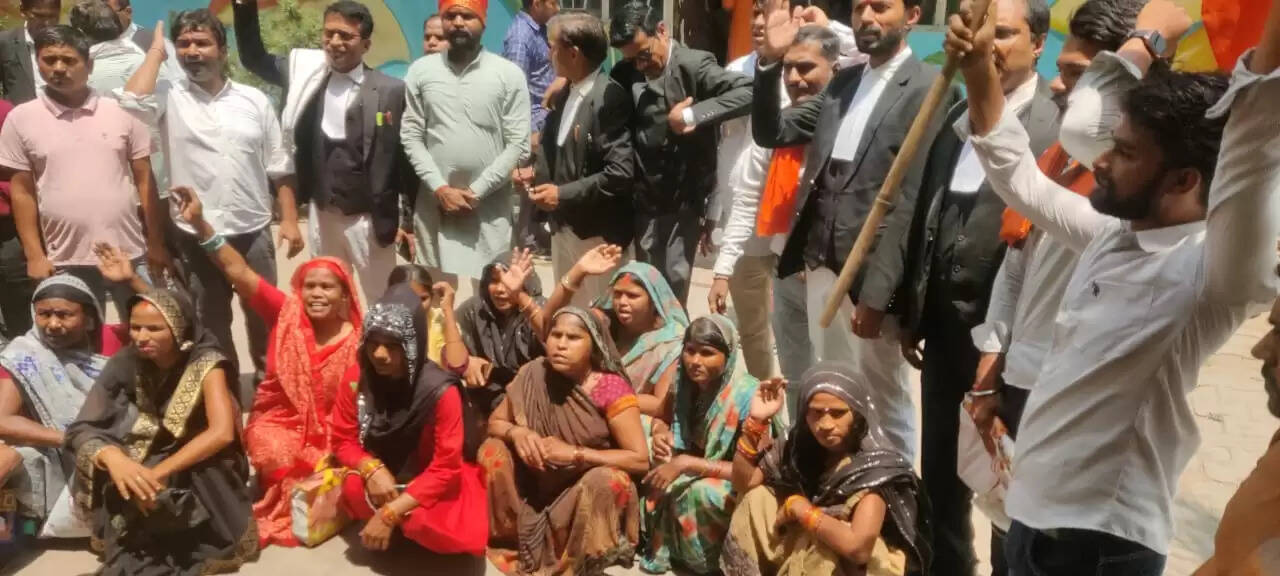 हिन्दू परिवारों के साथ हो रहे उत्पीड़न मामले में डीएम से मिले विहिप के पदाधिकारी, कार्रवाई की मांग